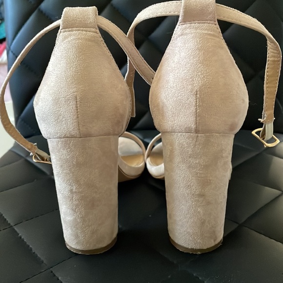 •HEELS• - Picture 4 of 6